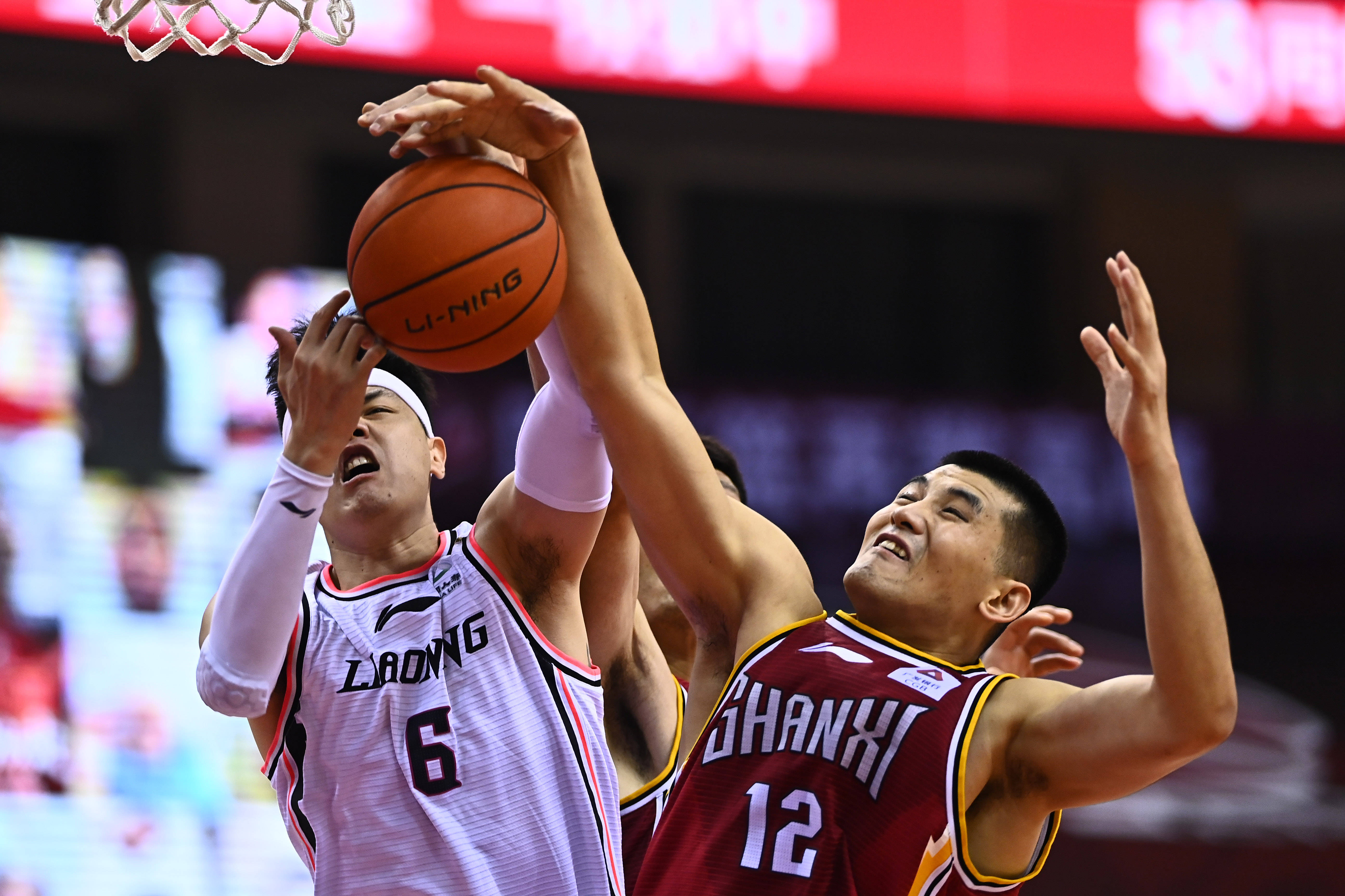 跟队：布伦特福德和桑德兰有意圣地亚哥，但球员想在米兰立足（布伦特福德与桑德兰有意圣地亚哥，但他更想留在米兰证明自己）