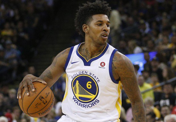 阿森纳以2-0击败布伦特福德，扩大领先优势，巩固争冠地位。（阿森纳2-0力擒布伦特福德，拉大分差稳固争冠优势）