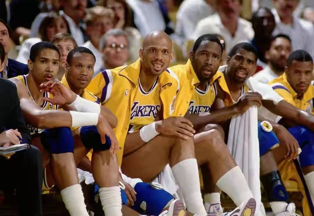 劳塔罗飞铲罗伯逊染黄，国米战利物浦上半场13分钟现争议（国米vs利物浦上半场第13分钟爆争议：劳塔罗飞铲罗伯逊被黄牌警告）