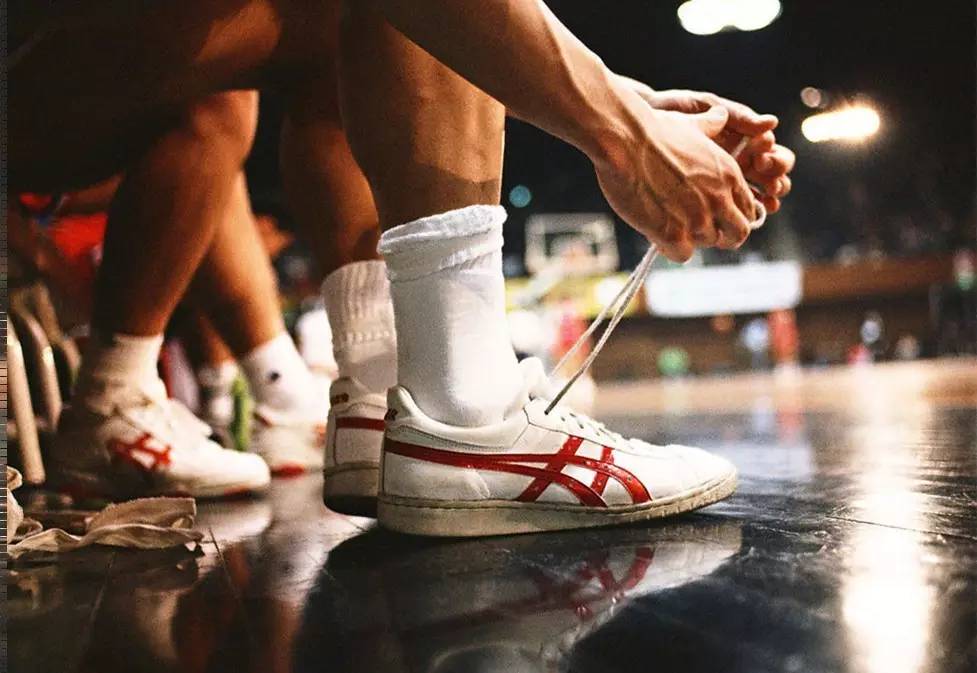 古德蒂手术成功 持拐杖回归执教 博斯科维奇+马尔科娃冲击新赛季（古德蒂术后康复拄拐复出执教 博斯科维奇与马尔科娃剑指新赛季）