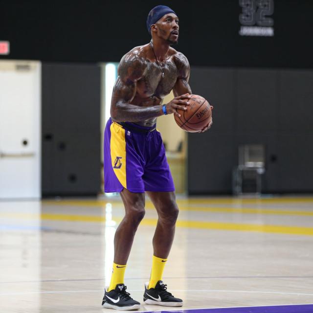 为国征战，感谢有你！国足官方为刚刚退役的尹鸿博送上祝福（尹鸿博正式退役，国足官方致以谢意与祝福）