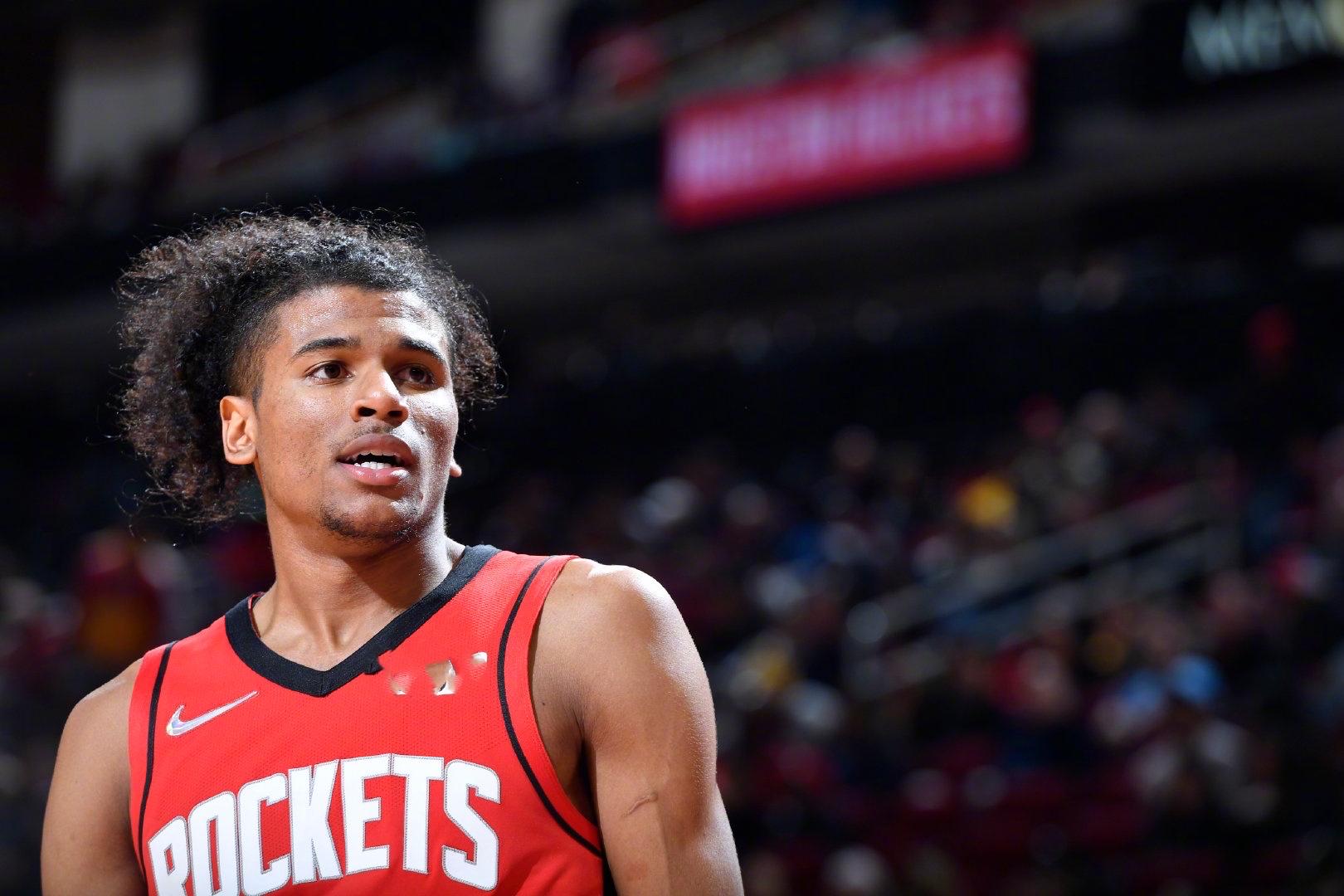 足球财经机构：阿兰希勒96年的转会费放到现在相当于2.25亿镑（足球财经机构估算：希勒1996年转会费按当今物价折合约2.25亿英镑）